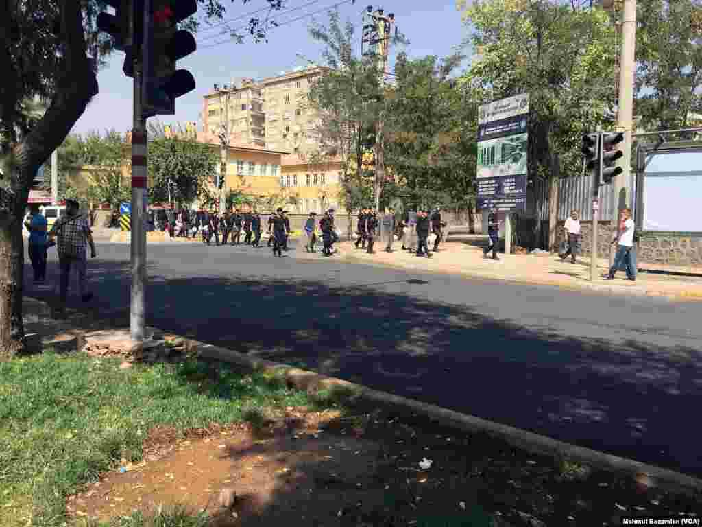 Diyarbakır&rsquo;da toplanarak özyönetim modelini tartışan Kürt siyasetçiler ve DBPli belediye başkanları ortak bir deklarasyon yayınlayarak, hükümetin özyönetime saygı göstermesini istedi. Özyönetimin devleti reddetmediği vurgulanan açıklamada özyönetim ilan edilen yerlere baskı yapılmaması istendi