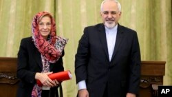 Iranian Foreign Minister Mohammad Javad Zarif, right, and his Italian counterpart Emma Bonino pose for a photograph after their joint press conference in Tehran, Iran, Dec. 22, 2013.