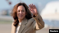 Wakil Presiden AS Kamala Harris melambaikan tangan setibanya di Pangkalan Andrews di Maryland, 27 Juli 2024. (Stephanie Scarbrough via REUTERS)