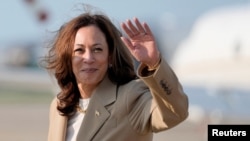 La vicepresidenta de Estados Unidos, Kamala Harris, saluda durante su arribo a Maryland, el sábado 27 de julio de 2024.