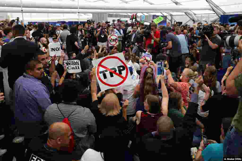 Taageerayaasha Bernie Sanders oo diidan heshiiska ganacsiga ee TPP. Philadelphia, July 26, 2016 (A. Shaker/VOA)