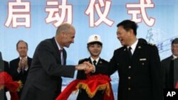 방사능 탐지시설 설치에 합의하는 양국 대표들