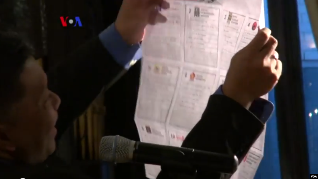 Proses penghitungan surat suara yang masuk melalui pos di TPS KBRI Washington DC, dalam Pileg 2014 (Foto: Screen grab/VOA). Koalisi tidak bisa terhindarkan karena tidak ada partai politik (parpol) yang meraih 25 persen suara, batas minimal untuk mengajukan calon presiden dan wakil presiden. 