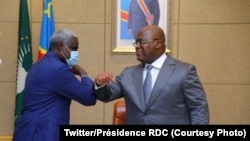 Moussa Faki Mahamat (G), mokambi ya Commission ya Union africaine, na président Félix Tshisekedi na Palais de la nation na Kinshasa, RDC, 3 décembre 2020. (Twitter/Présidence RDC)