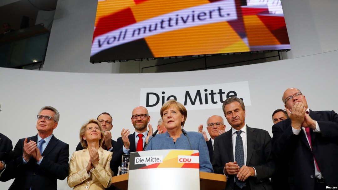 Liderka Hriščansko-demokratske unije (CDU) i nemačka kancelarka Angela Merkel reaguje nakon objavljivanja prvih rezultata anketa nakon nemačkih opštih izbora u Berlinu, 24. septembra 2017.