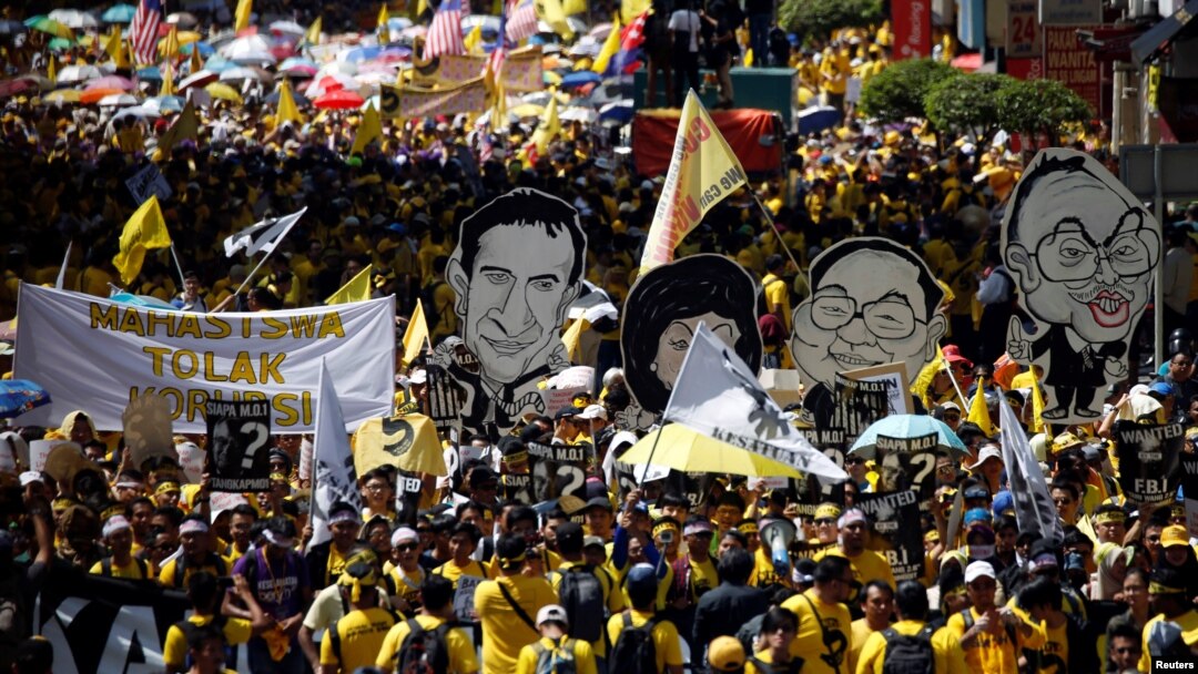 Kelompok pro-demokrasi Bersih menggelar unjuk rasa memprotes perusahaan pengelola dana pemerintah 1MDB dan meminta Perdana Menteri Malaysia Najib Abdul Razak untuk mundur, di Kuala Lumpur, Malaysia, 19 November 2016. 