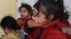 Ljudi u Gazi jedu korov i hranu za zečeve, bebama daju vodu i hranu iz konzervi