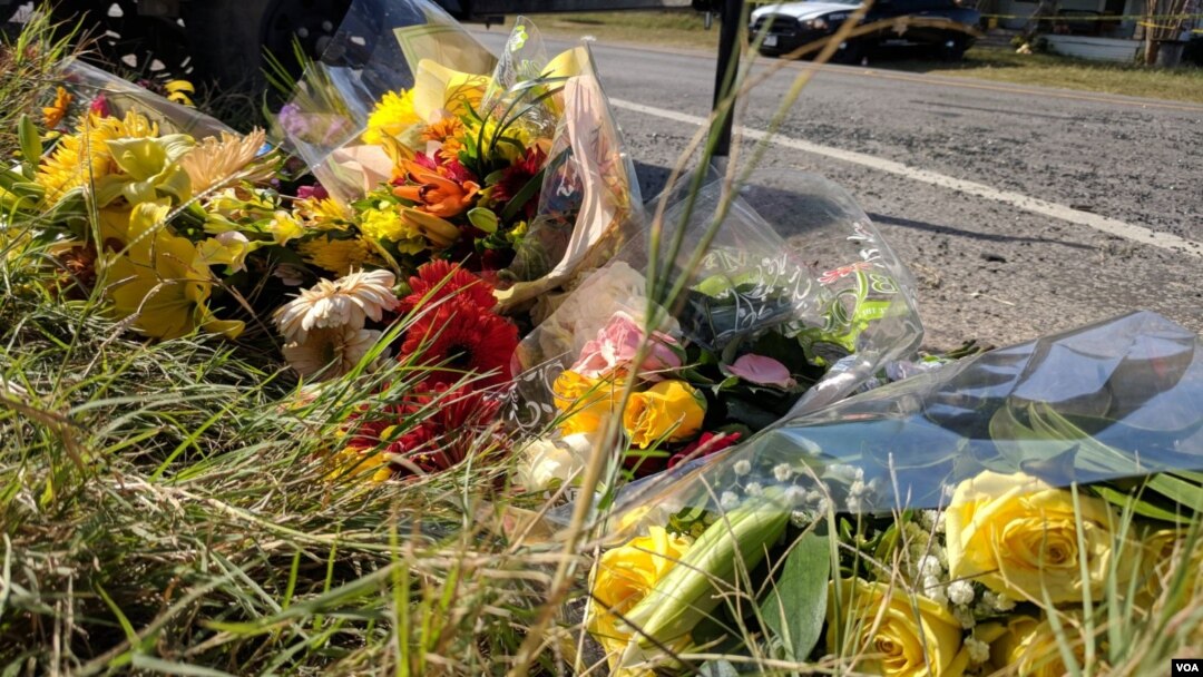 Ramos de flores en Sutherland Springs, Texas, dejados por residentes en el lugar del tiroteo en una iglesia bautista que dejó 26 personas muertas y decenas de heridos. Foto: Gesell Tobías, VOA.