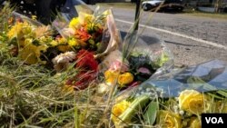 Ramos de flores en Sutherland Springs, Texas, dejados por residentes en el lugar del tiroteo en una iglesia bautista que dejó 26 personas muertas y decenas de heridos. Foto: Gesell Tobías, VOA.