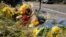 Ramos de flores en Sutherland Springs, Texas, dejados por residentes en el lugar del tiroteo en una iglesia bautista que dejó 26 personas muertas y decenas de heridos. Foto: Gesell Tobías, VOA.