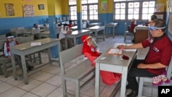 Anak-anak belajar di SD Islam Al Hidayah Jakarta dengan mengenakan pelindung wajah, hari Senin 6 Juli 2020 (foto: ilustrasi).