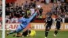 Lardien de DC United Bilal "Bill" Hamid essaie d'arrêter un tir lors du match contre Colombus, USA, le 2 mai 2015.