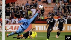 Lardien de DC United Bilal "Bill" Hamid essaie d'arrêter un tir lors du match contre Colombus, USA, le 2 mai 2015.