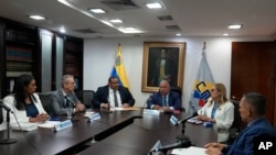 Acme Nogal, de izquierda a derecha, Juan Delpino, Antonio Meneces, Elvis Hidrobo Amoroso, Rosalba Gil y Carlos Quintero, durante una reunión privada en el Consejo Nacional Electoral, en Caracas, Venezuela, el 25 de agosto de 2023.