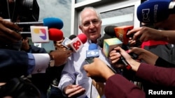 Antonio Ledezma, chef de l'opposition vénézuélienne, à son arrivée à Bogota, en Colombie, le 17 novembre 2017.