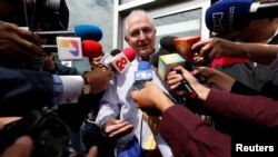 Ledezma dijo que logró burlar la vigilancia en las afueras de su apartamento estudiando de antemano la rutina de sus guardianes.