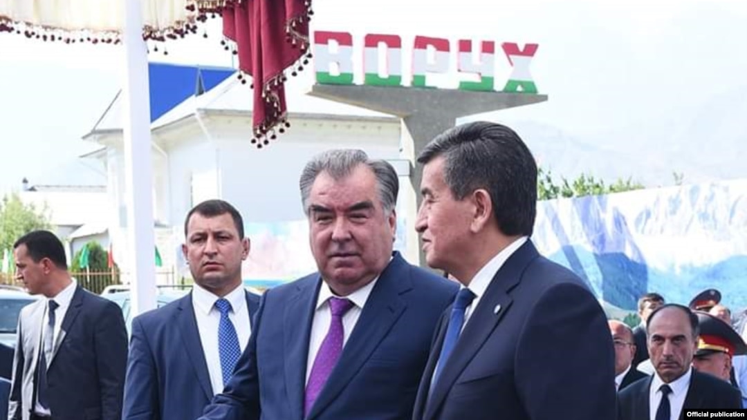 Qirg'iziston va Tojikiston rahbarlari chegara hududida uchrashmoqda, 2019-yil 26-iyul.