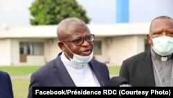 Cardinal Fridolin Ambongo pene na Abbé Donatien Nshole, kalaka mokonzi ya CENCO nsima na bokutani na président Félix Tshisekedi na N'Sele, Kinshasa, 20 avril 2020. (Facebook/Présidence RDC)