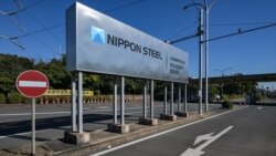 Papan nama Nippon Steel di pabrik East Nippon Works Kashima Area di Kashima, Prefektur Ibaraki, di utara Tokyo, 6 Desember 2024. (Foto: Richard A. Brooks/AFP)