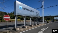 Papan nama Nippon Steel di pabrik East Nippon Works Kashima Area di Kashima, Prefektur Ibaraki, di utara Tokyo, 6 Desember 2024. (Foto: Richard A. Brooks/AFP)