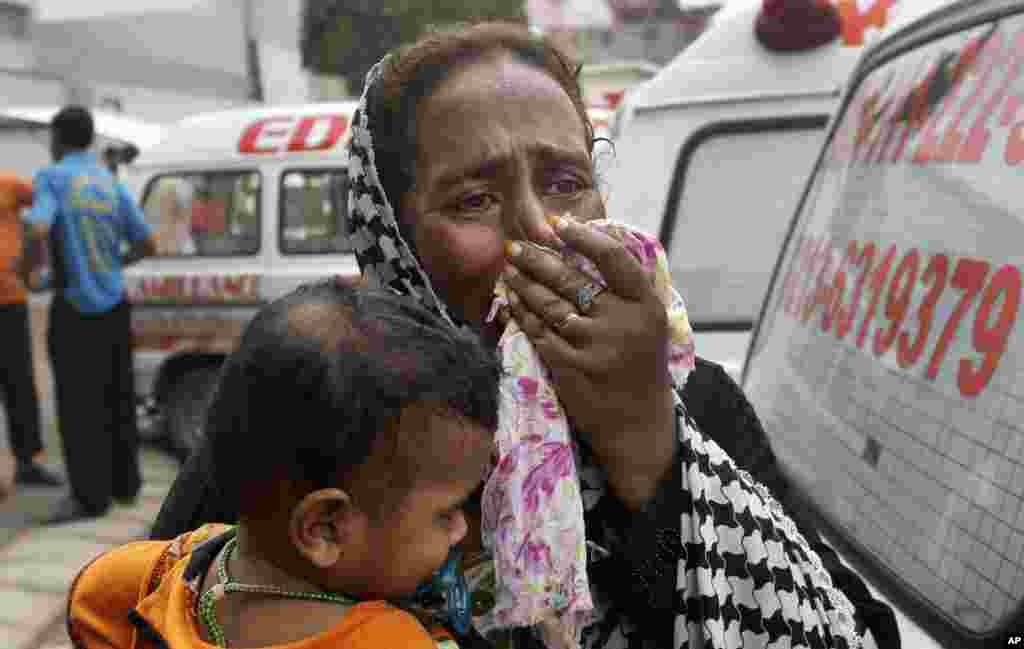 A Pakistani woman mourns the death of her family member outside a mortuary in Karachi, Pakistan, September 12, 2012. 