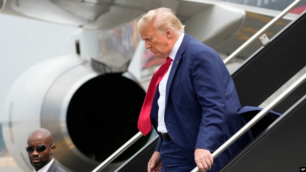 Ish presidenti Donald Trump në aerportin Ronald Reagan,para se t'i drejtohet gjykatës ku do të përballet me akuzat për përpjekje për përmbysje të rezultatit të zgjedhjeve të vitit 2020. AP, 3 gusht, 2023.
