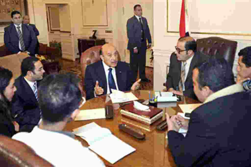 Egyptian Vice President Omar Suleiman, center, meets with representatives of protesters of 25th January movement in Cairo, February 06, 2011