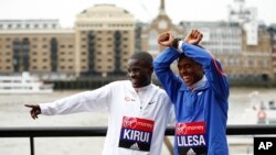 Abel Kirui du Kenya et Feyisa Lilesa de l’Éthiopie avant le marathon de Londres, le 20 avril 2017.