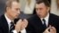 Foto de 2006 del presidente ruso Vladimir Putin junto al magnate Oleg Deripaska, propietario de Rusal, una de las empresas sancionadas por Estados Unidos.