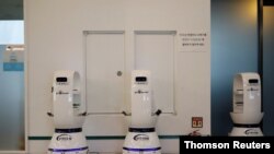 El robot hace las tareas de un mesero, y aunque atiende con milimétrica precisión todos los pedidos, también ha causado preucupación por atentar contra la fuerza laboral en Corea del Sur.