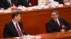 2024年3月5日，中国国务院总理李强（右）在中国人大开幕式上做完工作报告后与中国国家主席习近平（左）交谈。