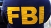 Logo Biro Investigasi federal AS (FBI) tersemat di sebuah kaos yang dikenakan oleh agen FBI dalam foto yang diambil di Kota New York, pada 19 Oktober 2021. (Foto: Reuters/Carlo Allegri)