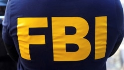 Logo Biro Investigasi federal AS (FBI) tersemat di sebuah kaos yang dikenakan oleh agen FBI dalam foto yang diambil di Kota New York, pada 19 Oktober 2021. (Foto: Reuters/Carlo Allegri)