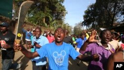 Veruzhinji vanoti vari kushamisika kuti sei zviri kutorera mapurisa nguva yakareba kuparadza "mashurugwi", izvo zvinonzi zviri kuzoita kuti vafunge kuti pane vari kuvachengetedza.