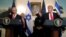 Durante el anuncio del presidente Donald Trump, el primer ministro de Israel, Benjamin Netanyahu, izquierda, dijo que "haría lo que tenga que hacer para defender al pueblo de Israel".