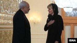 Menlu Australia, Julie Bishop (kanan) mengadakan pembicaraan dengan Menlu Iran Javad Zarif yang berkunjung ke Canberra.