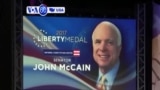 Manchetes Americanas 17 Outubro: John McCain recebeu a Medalha da Liberdade