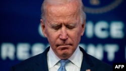 조 바이든 미국 대통령 당선인이 6일 연방 의사당 시위대 난입 사태 등에 관해 연설하면서 잠시 눈을 감고 있다. 
