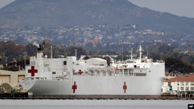 停靠在加州圣迭戈海军基地的美国海军仁慈号医院船.(2020年3月18日)