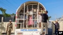 ARCHIVO - República Domicana mantiene cerrada la frontera con Haití desde el 15 de septiembre ante un conflicto diplomático por la construcción de un canal para desviar agua de un río compartido para irrigación de terrenos agrícolas en Haití.