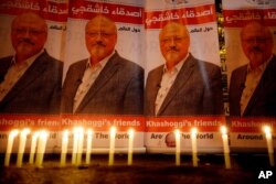 چند پوستر از جمال خاشقجی، روزنامه‌نگار سعودی روزنامه واشنگتن‌پست که در سال ٢٠١٨ در کنسولگری عربستان در استانبول به قتل رسید