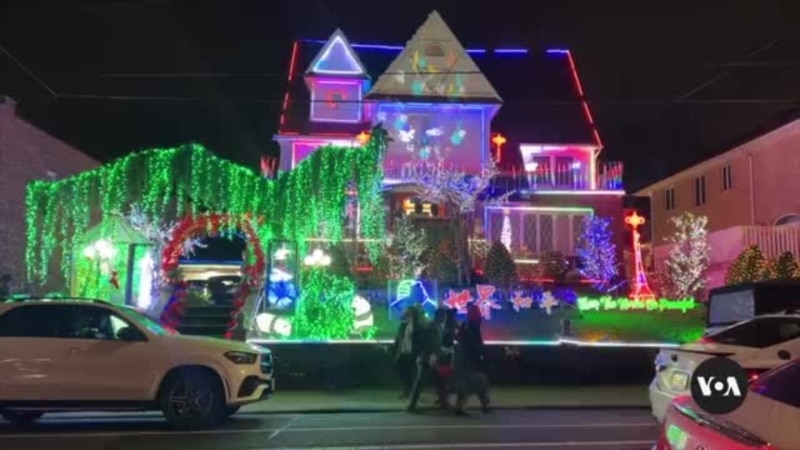 Brooklyns dazzling holiday lights draw visitors from around the world