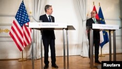 Госсекретарь США Энтони Блинкен и министр иностранных дел Австрии Александр Шалленберг на пресс-конференции в Вене