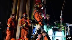 Penambang pertama dari 4 penambang, berhasil diangkat dari bawah tanah lokasi tambang yang runtuh di Pingyi, provinsi Shandong, China timur (29/1).