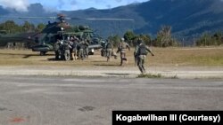 Proses evakuasi prajurit TNI Yonif Raider 400/BR yang ditembak Kelompok Separatis Bersenjata (KSB), Jumat, 22 Januari 2021. (Courtesy: Kogabwilhan III).