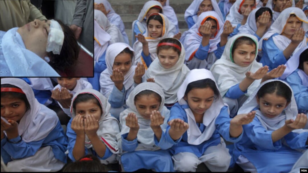 Remaja-remaja puteri Pakistan berdoa bersama bagi kesembuhan aktivis Malala Yousufzai yang ditembak oleh kawanan bersenjata Taliban di Lembah Swat, Pakistan.