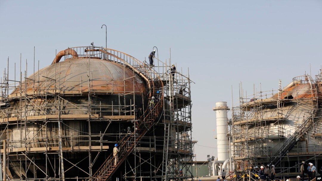 Para pekerja memperbaiki kerusakan di pemisah minyak Aramco di fasilitas pemrosesan setelah serangan 14 September baru-baru ini di Abqaiq, dekat Dammam di Provinsi Timur Kerajaan, Jumat, 20 September 2019. (Foto: AP/Amr Nabil)