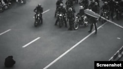 تصویری نمادین از سرکوب اعتراض‌های دی ماه در ایران؛ جایی که نیروهای سرکوبگر با معترضانی که دست خالی به دنبال حقوق اجتماعی و سیاسی خود بودند درگیر شدند و سرکوبی خون‌بار را رقم زدند.