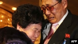 Bà Lee Son-hyang, 88 tuổi (trái) từ Nam Triều Tiên òa khóc khi gặp lại người em, ông Lee Yoon Geun, 72 tuổi ở Bắc Triều Tiên tại khu du lịch Núi Kim Cương ở Bắc Triều Tiên ngày 20/2/2014.