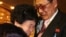 Bà Lee Son-hyang, 88 tuổi (trái) từ Nam Triều Tiên òa khóc khi gặp lại người em, ông Lee Yoon Geun, 72 tuổi ở Bắc Triều Tiên tại khu du lịch Núi Kim Cương ở Bắc Triều Tiên ngày 20/2/2014.